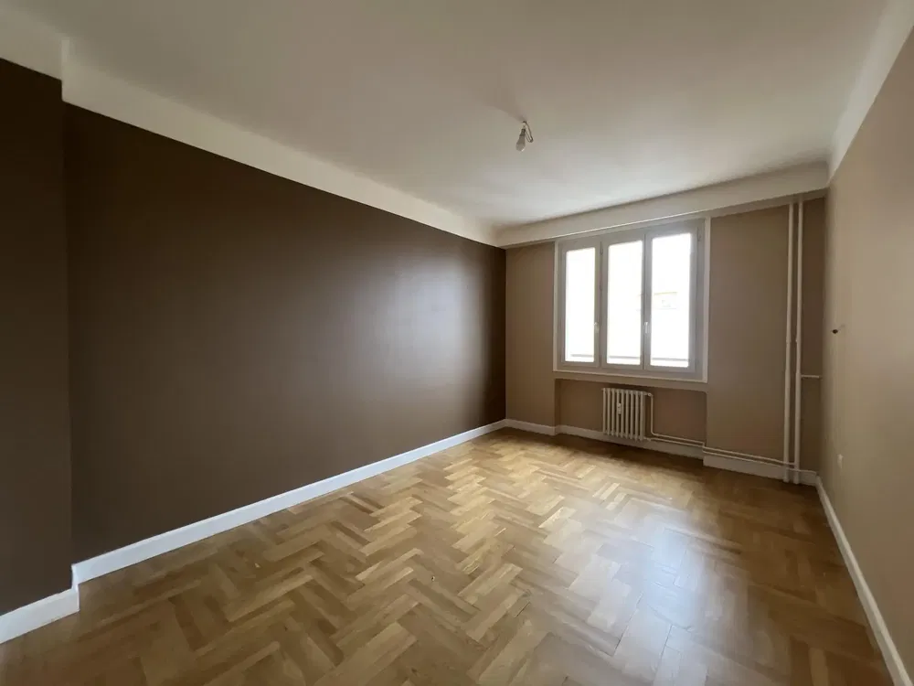 Salon; parquet, lumière naturelle, style moderne, hauteur sous plafond