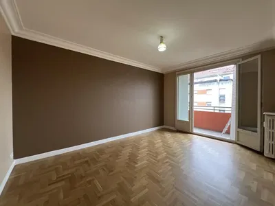 Salon; parquet, lumière naturelle, style moderne, hauteur sous plafond