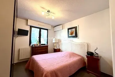 Salon; parquet, lumière naturelle, style moderne, hauteur sous plafond