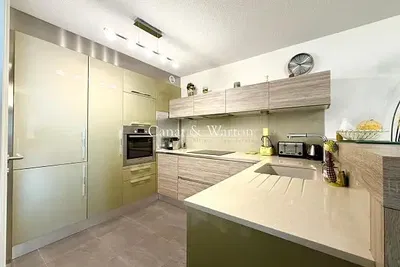 Cuisine; électroménager, parquet, lumière naturelle, style moderne, rénové