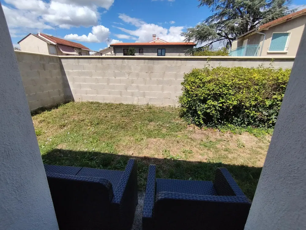 Salon; parquet, lumière naturelle, style moderne, hauteur sous plafond