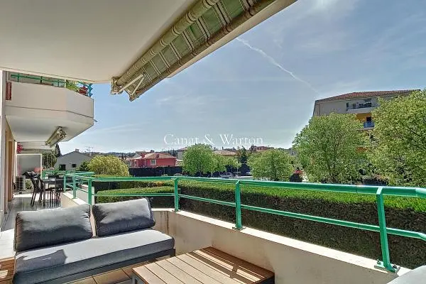 Woonkamer; houten vloer, natuurlijk licht, moderne stijl, hoge plafonds