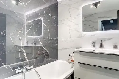 Woonkamer; houten vloer, natuurlijk licht, moderne stijl, hoge plafonds