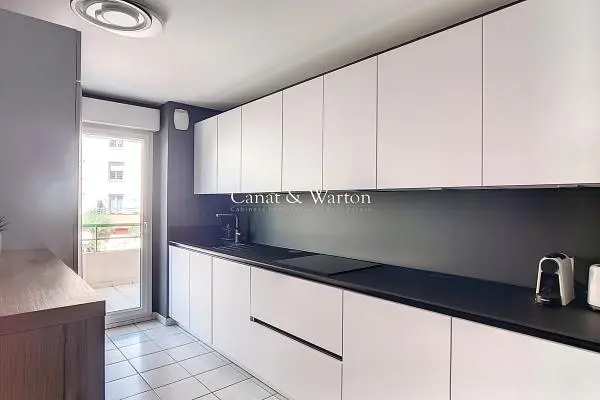 Woonkamer; houten vloer, natuurlijk licht, moderne stijl, hoge plafonds