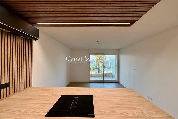 Salon; podłoga drewniana, światło dzienne, styl nowoczesny, wysokie sufity