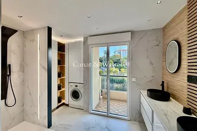 Living room; wood floor, natural light, modern style, high ceiling