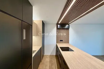 Living room; wood floor, natural light, modern style, high ceiling