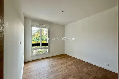 Living room; wood floor, natural light, modern style, high ceiling