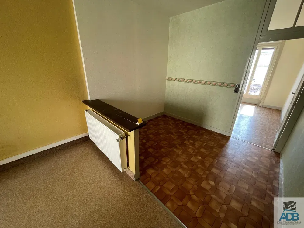 Σαλόνι; ξύλινο πάτωμα, φυσικό φως, μοντέρνο στυλ, ψηλά ταβάνια