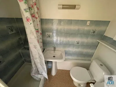 Κουζίνα; συσκευές κουζίνας, ξύλινο πάτωμα, φυσικό φως, μοντέρνο στυλ, ανακαινισμένο