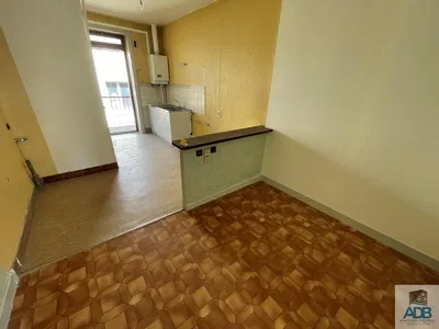 Σαλόνι; ξύλινο πάτωμα, φυσικό φως, μοντέρνο στυλ, ψηλά ταβάνια