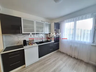 Κουζίνα; συσκευές κουζίνας, ξύλινο πάτωμα, φυσικό φως, μοντέρνο στυλ, ανακαινισμένο