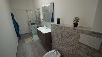 Wohnzimmer; holzboden, tageslicht, moderner stil, hohe decken