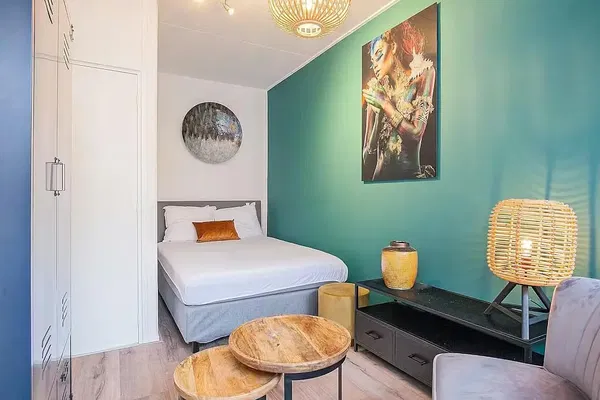 Хол; дървен под, естествена светлина, модерен стил, високи тавани