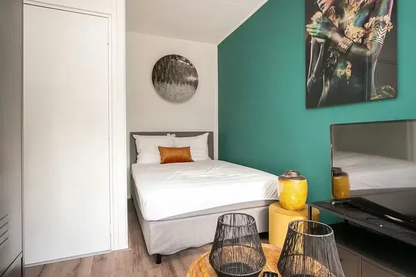 Хол; дървен под, естествена светлина, модерен стил, високи тавани