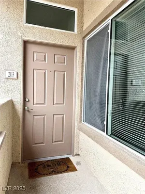 Wohnzimmer; holzboden, tageslicht, moderner stil, hohe decken