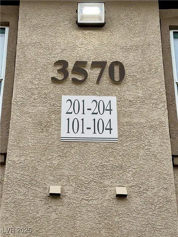 Дневна соба; дрвени под, природно светло, модерни стил, високи плафони