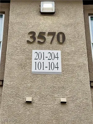 Дневна соба; дрвени под, природно светло, модерни стил, високи плафони