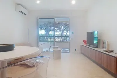 Soggiorno; pavimento in legno, luce naturale, stile moderno, soffitti alti