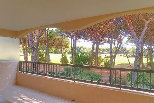 Soggiorno; pavimento in legno, luce naturale, stile moderno, soffitti alti