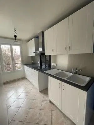 Σαλόνι; ξύλινο πάτωμα, φυσικό φως, μοντέρνο στυλ, ψηλά ταβάνια