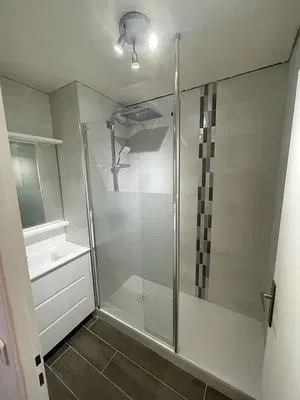 Σαλόνι; ξύλινο πάτωμα, φυσικό φως, μοντέρνο στυλ, ψηλά ταβάνια