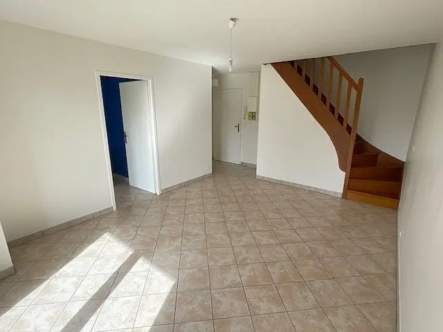 Κουζίνα; συσκευές κουζίνας, ξύλινο πάτωμα, φυσικό φως, μοντέρνο στυλ, ανακαινισμένο