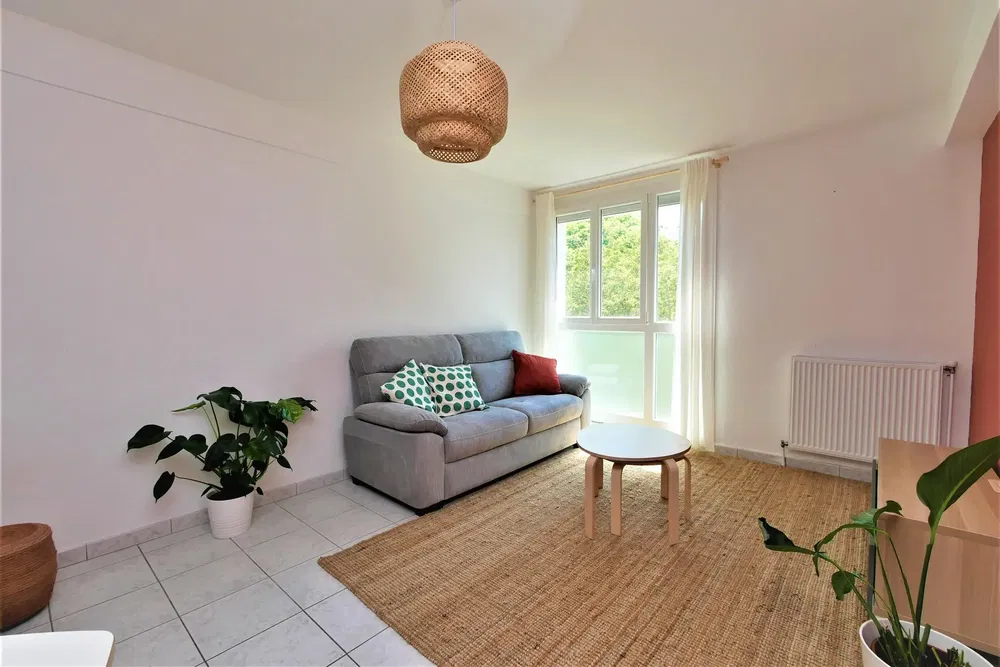 Wohnzimmer; holzboden, tageslicht, moderner stil, hohe decken