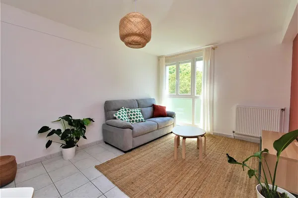 Salón; suelo de madera, luz natural, estilo moderno, techos altos