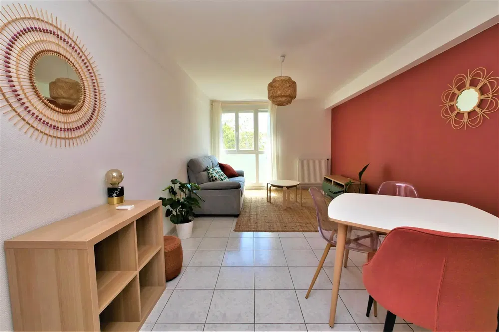 Wohnzimmer; holzboden, tageslicht, moderner stil, hohe decken