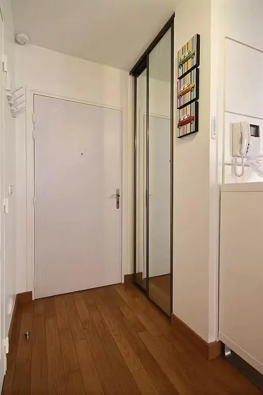 Living room; wood floor, natural light, modern style, high ceiling