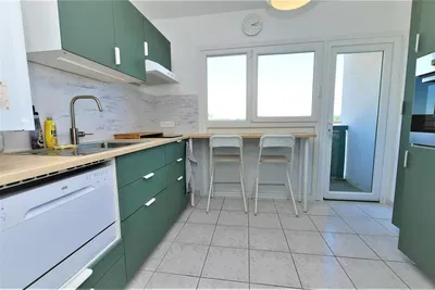 Wohnzimmer; holzboden, tageslicht, moderner stil, hohe decken