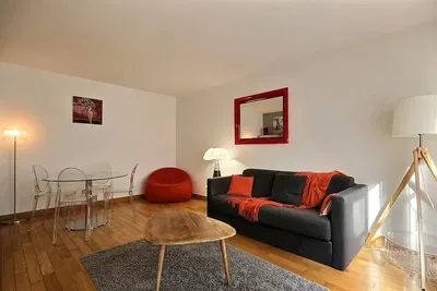 Salon; parquet, lumière naturelle, style moderne, hauteur sous plafond