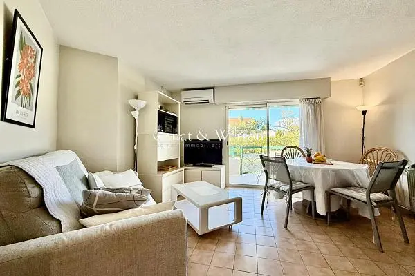 غرفة معيشة; أرضية خشبية, ضوء طبيعي, أسلوب عصري, أسقف عالية