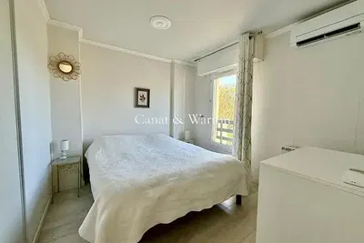 غرفة معيشة; أرضية خشبية, ضوء طبيعي, أسلوب عصري, أسقف عالية