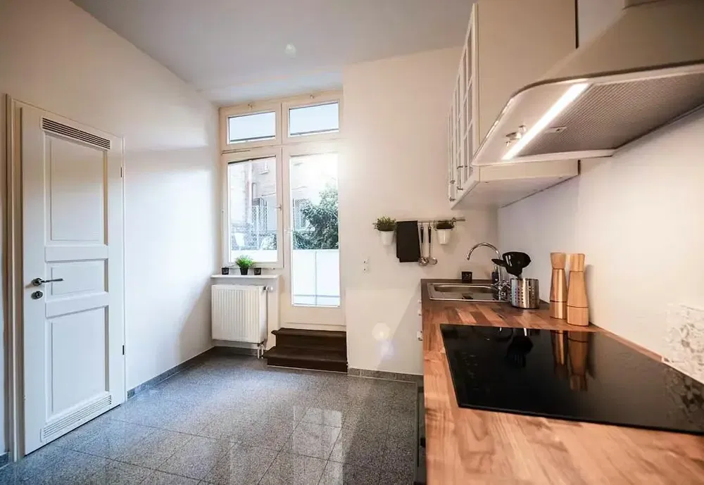 Kuchnia; sprzęt kuchenny, podłoga drewniana, światło dzienne, styl nowoczesny, wyremontowany