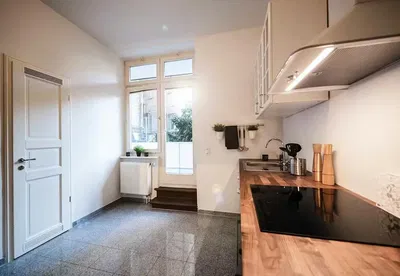 Kuchnia; sprzęt kuchenny, podłoga drewniana, światło dzienne, styl nowoczesny, wyremontowany