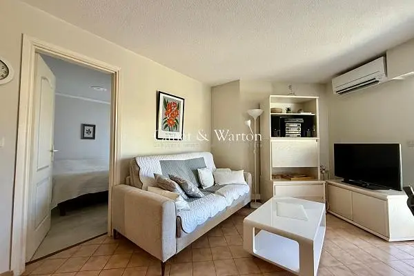 غرفة معيشة; أرضية خشبية, ضوء طبيعي, أسلوب عصري, أسقف عالية