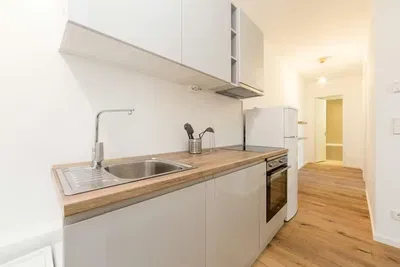 Wohnzimmer; holzboden, tageslicht, moderner stil, hohe decken