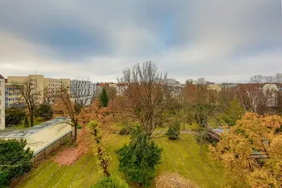 Σαλόνι; ξύλινο πάτωμα, φυσικό φως, μοντέρνο στυλ, ψηλά ταβάνια