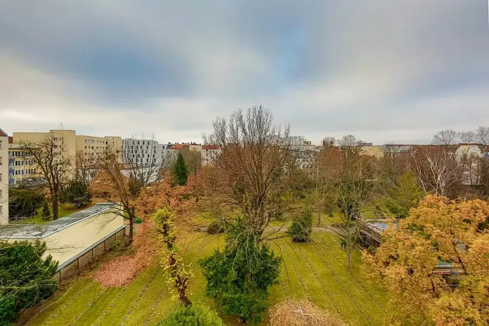 Obývačka; drevená podlaha, prirodzené svetlo, moderný štýl, vysoké stropy