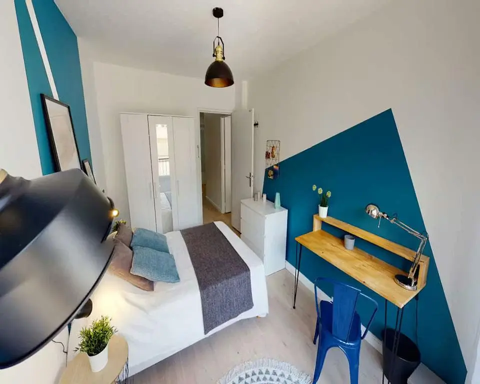 Σαλόνι; ξύλινο πάτωμα, φυσικό φως, μοντέρνο στυλ, ψηλά ταβάνια