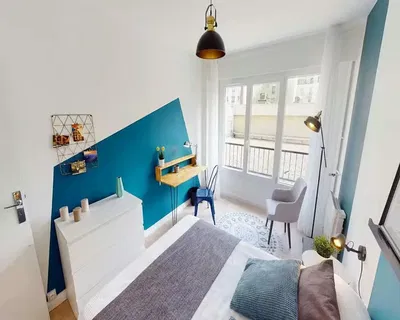 Woonkamer; houten vloer, natuurlijk licht, moderne stijl, hoge plafonds