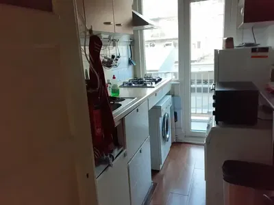 Wohnzimmer; holzboden, tageslicht, moderner stil, hohe decken