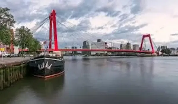 Dnevni boravak; drveni pod, prirodna svjetlost, moderan stil, visoki stropovi