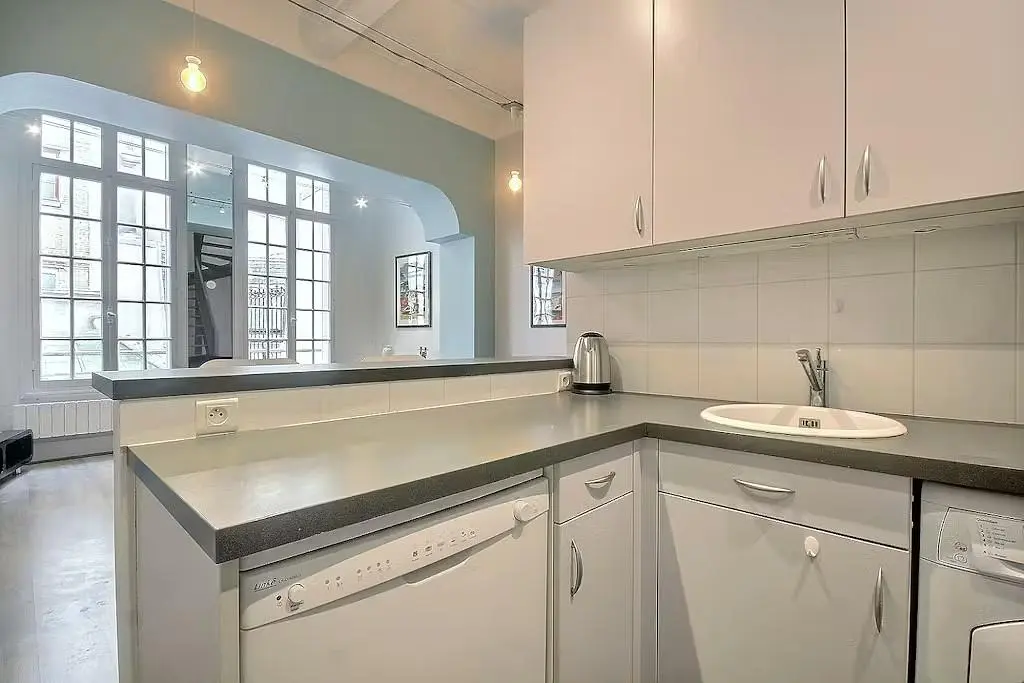 Wohnzimmer; holzboden, tageslicht, moderner stil, hohe decken