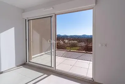 Woonkamer; houten vloer, natuurlijk licht, moderne stijl, hoge plafonds