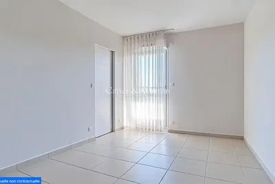 Woonkamer; houten vloer, natuurlijk licht, moderne stijl, hoge plafonds