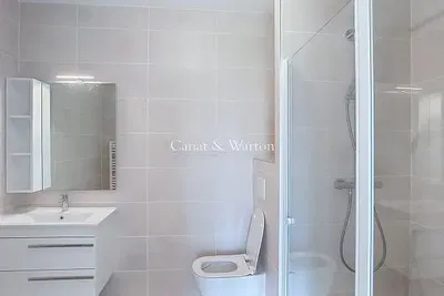 Woonkamer; houten vloer, natuurlijk licht, moderne stijl, hoge plafonds