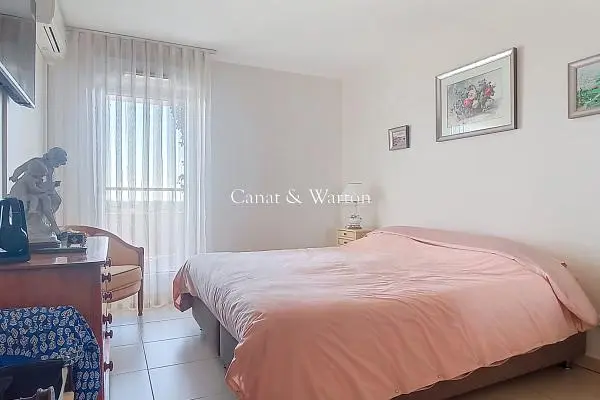 Woonkamer; houten vloer, natuurlijk licht, moderne stijl, hoge plafonds